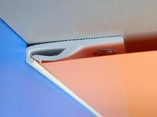 Монтаж плинтуса на натяжные потолки. Профили для монтажа натяжного потолка 04