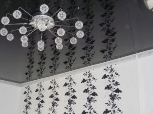 Как крепить потолочный плинтус к натяжному потолку. Особенности установки плинтуса к натяжному потолку 17