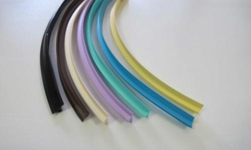 Как крепить потолочный плинтус к натяжному потолку. Особенности установки плинтуса к натяжному потолку 11