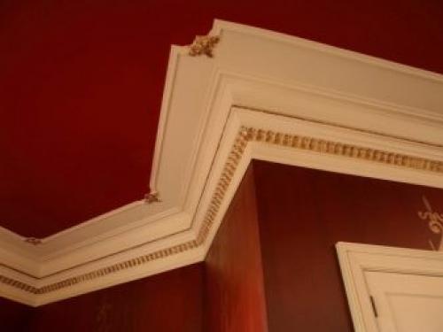 Как крепить потолочный плинтус к натяжному потолку. Особенности установки плинтуса к натяжному потолку 05