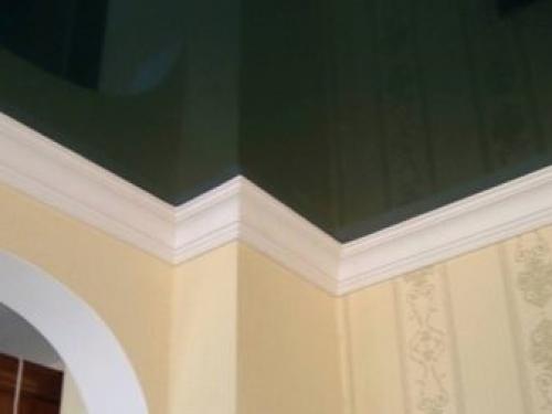 Как крепить потолочный плинтус к натяжному потолку. Особенности установки плинтуса к натяжному потолку 19