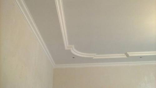 Чем приклеить потолочный плинтус к плитке. Чем приклеить потолочный плинтус – варианты средств и материалов