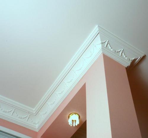 Что клеить сначала обои или потолочный плинтус. Потолочный плинтус на обои, как клеить: подбор материала 10 Что клеить сначала обои или потолочный плинтус. Потолочный плинтус на обои, как клеить: подбор материала 10