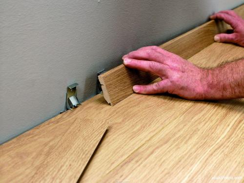 Как приклеить плинтус. Преимущества и недостатки такого вида крепления плинтусов