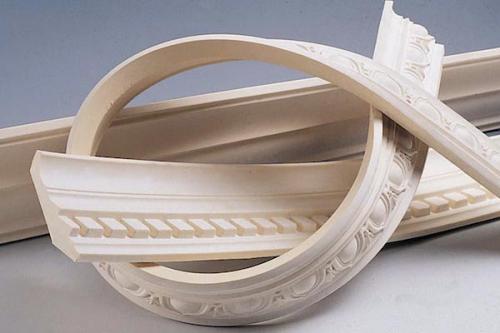 Как клеить плинтуса на потолок в углах. Использование стусла 15