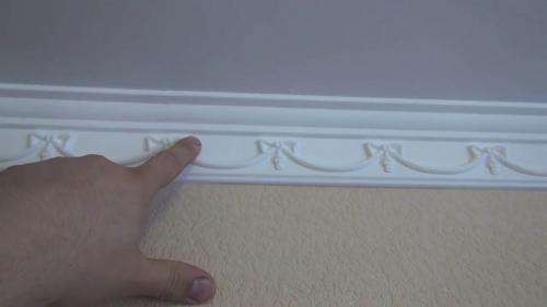 Как приклеить плинтус багет к натяжному потолку. Особенности установки плинтуса к натяжному потолку 21