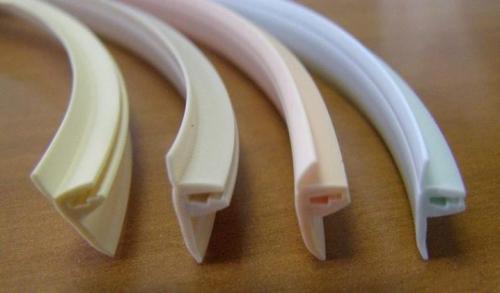 Как приклеить плинтус багет к натяжному потолку. Особенности установки плинтуса к натяжному потолку 06