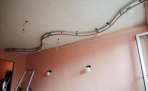 Какой стороной крепить профиль для натяжного потолка. Основные разновидности багетных профилей для каркаса натяжного потолка