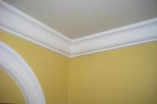Как приклеить багет к натяжному потолку. Особенности отделки стыка натяжного потолка со стеной 11 Как приклеить багет к натяжному потолку. Особенности отделки стыка натяжного потолка со стеной 11