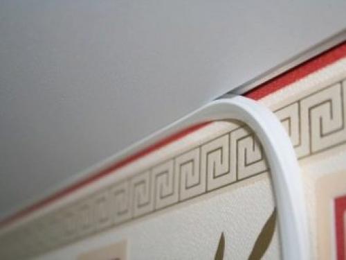 Как приклеить багет к натяжному потолку. Особенности отделки стыка натяжного потолка со стеной 15 Как приклеить багет к натяжному потолку. Особенности отделки стыка натяжного потолка со стеной 15