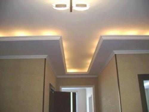 Как приклеить багет к потолку в углах. Закрепление потолочного плинтуса 27