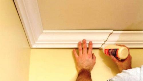 Как приклеить багет к потолку в углах. Закрепление потолочного плинтуса