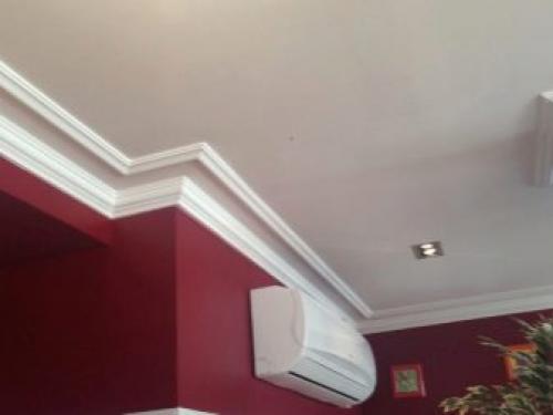 Как приклеить багет к потолку в углах. Закрепление потолочного плинтуса 28