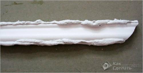 Как приклеить багет к потолку в углах. Закрепление потолочного плинтуса 12