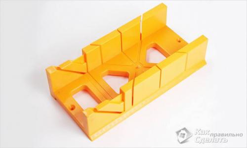 Как приклеить багет к потолку в углах. Закрепление потолочного плинтуса 10