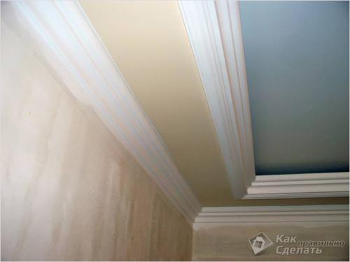 Как приклеить багет к потолку в углах. Закрепление потолочного плинтуса 07