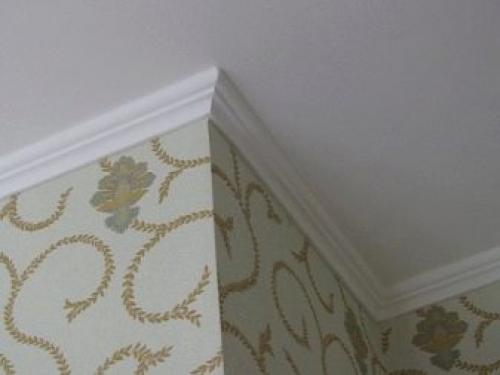 Как приклеить багет к потолку в углах. Закрепление потолочного плинтуса 17