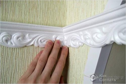 Как приклеить багет к потолку в углах. Закрепление потолочного плинтуса 06