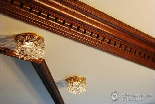 Как приклеить багет к потолку в углах. Закрепление потолочного плинтуса 09