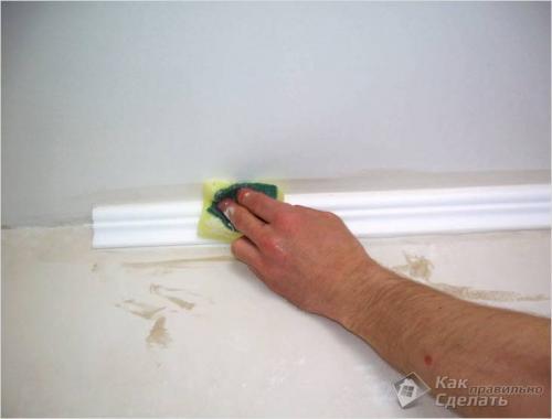 Как приклеить багет к потолку в углах. Закрепление потолочного плинтуса 13