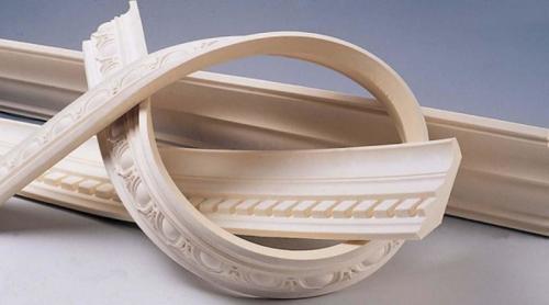 Как приклеить потолочный плинтус на побелку. Подбор материалов: виды плинтусов и чем их клеить