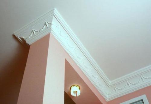 Как сделать угол на потолочном плинтусе. Подгонка углов без стусла 01