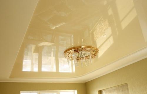 Под натяжные потолки приклеиваются стеновые багеты. Назначение и особенности потолочного плинтуса