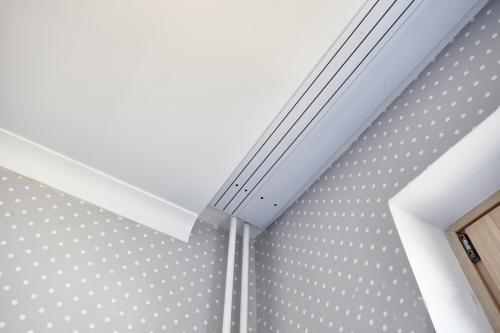 Как натянуть потолок если мешает труба. Способы обхода труб