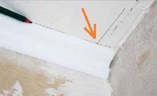 Как клеить багеты на шпаклевку. Как правильно клеить багет на потолок