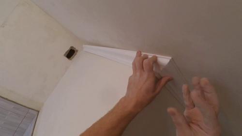 Как клеить багеты на шпаклевку. Как правильно клеить багет на потолок