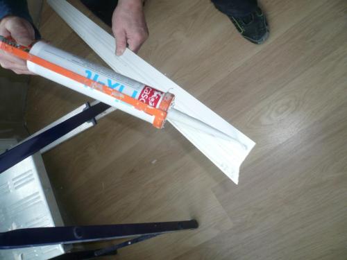 Как правильно клеить багеты в углах. Как правильно клеить?