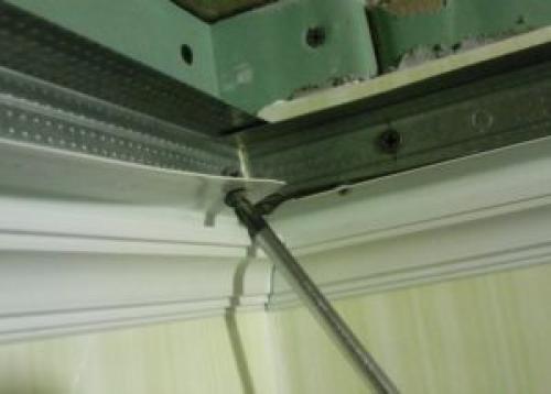 Как правильно клеить багеты до или после обоев. Что сначала клеить: обои или потолочный плинтус — мнение специалиста и советы по обустройству