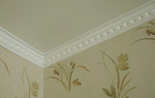 Как правильно клеить багеты до или после обоев. Что сначала клеить: обои или потолочный плинтус — мнение специалиста и советы по обустройству 17