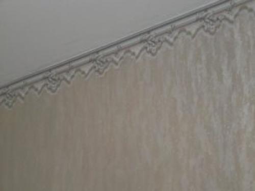 Как правильно клеить багеты до или после обоев. Что сначала клеить: обои или потолочный плинтус — мнение специалиста и советы по обустройству