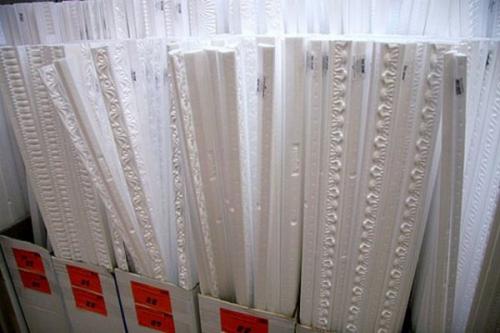 Как прикрепить багет к стене. Багет для обоев: как клеить правильно