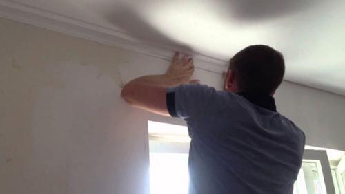 Как правильно клеить багеты на натяжной потолок. Как клеить багеты на натяжной потолок самомстоятельно