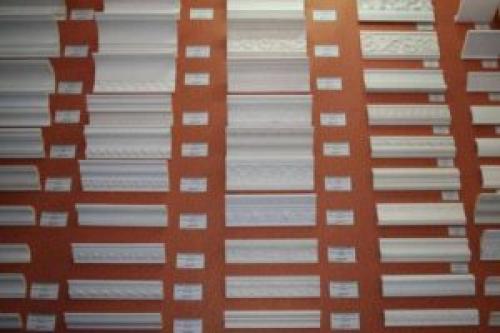 Как правильно клеить багеты до или после обоев. Что сначала клеить: обои или потолочный плинтус — мнение специалиста и советы по обустройству