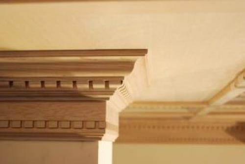 Как правильно клеить багеты до или после обоев. Что сначала клеить: обои или потолочный плинтус — мнение специалиста и советы по обустройству