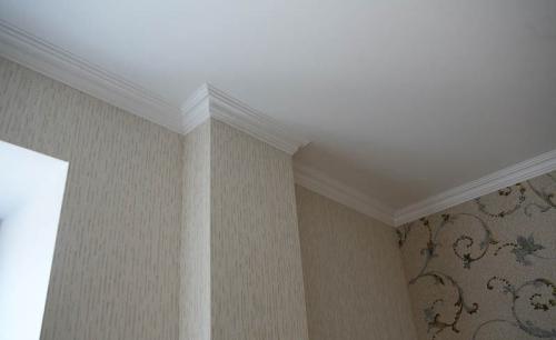 Как правильно клеить багеты до или после обоев. Что сначала клеить: обои или потолочный плинтус — мнение специалиста и советы по обустройству 10