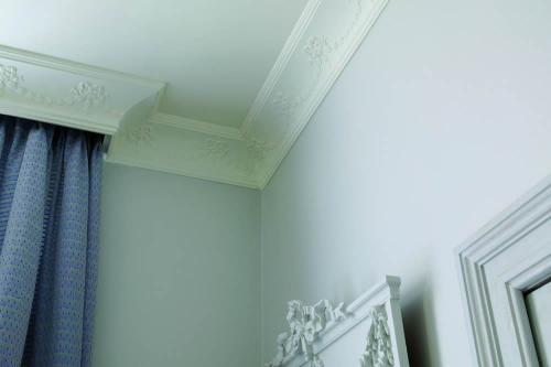 Багета для штор к потолку. Разновидности багетных карнизов