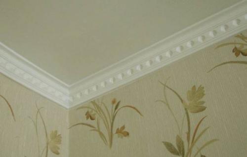 Как правильно вырезать угол багета. Как обрезать угол потолочного плинтуса, чтобы удивить даже опытного хирурга