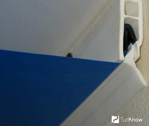 Как крепить багет к потолку. Натяжные потолки. Как крепить багет? Советы для монтажа профиля 01 Как крепить багет к потолку. Натяжные потолки. Как крепить багет? Советы для монтажа профиля 01