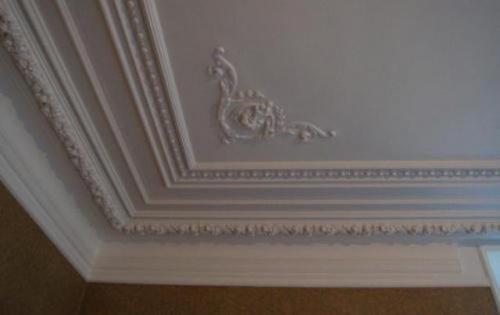 Клеить багеты на потолок чем. Чем приклеить багет для потолка, чтобы не отвалился