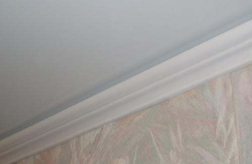 Как правильно клеить багеты на натяжной потолок. Как клеить багеты на натяжной потолок самомстоятельно