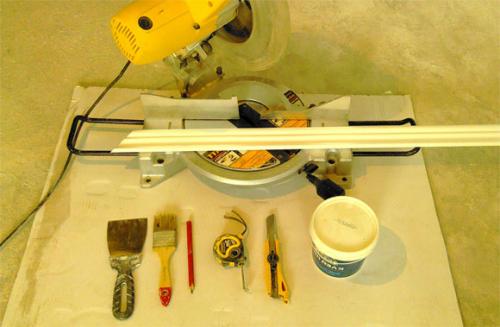 Чем клеить багеты из пенопласта. Средства для установки потолочного плинтуса 05 Чем клеить багеты из пенопласта. Средства для установки потолочного плинтуса 05