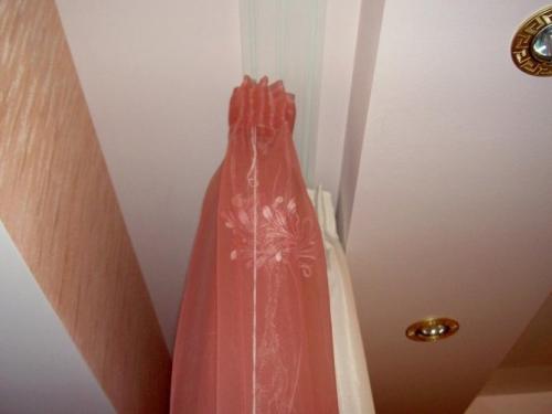 Как установить карниз на готовый натяжной потолок. Подготовка потолка под скрытый карниз