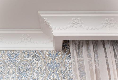 Багета для штор к потолку. Разновидности багетных карнизов