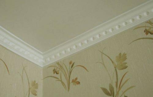 Клеить багеты на потолок чем. Чем приклеить багет для потолка, чтобы не отвалился