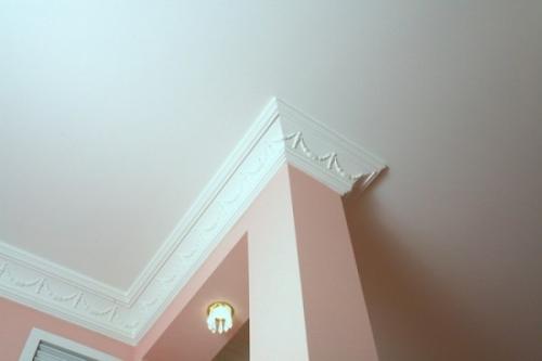 Клеить багеты на потолок чем. Чем приклеить багет для потолка, чтобы не отвалился