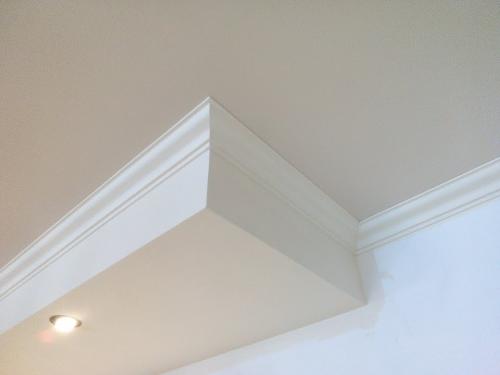 Клеить багеты на потолок чем. Чем приклеить багет для потолка, чтобы не отвалился